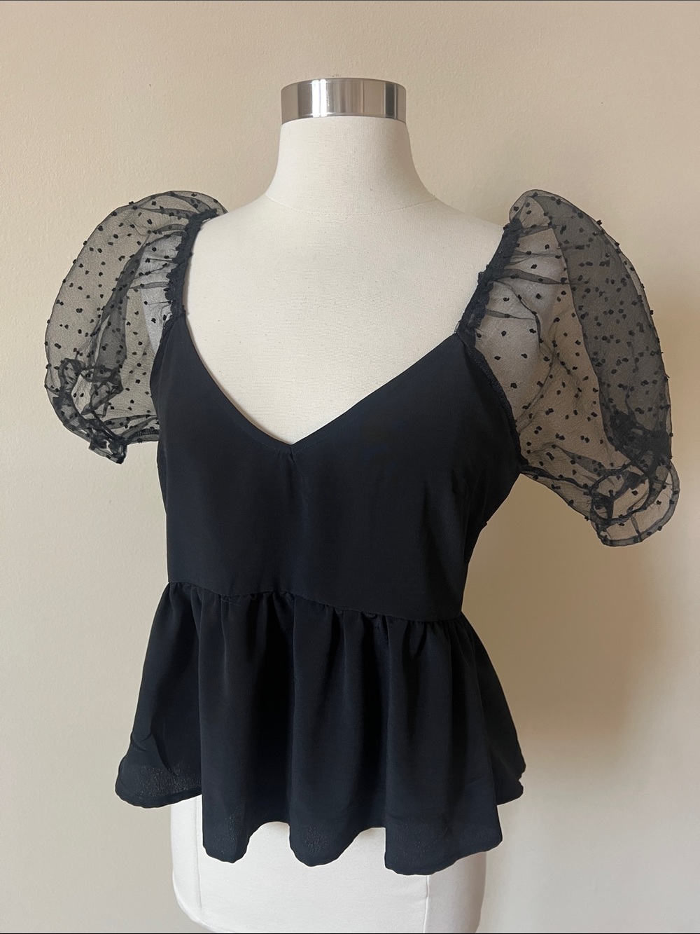 Size Med Black Puff-Sleeve Peplum Top